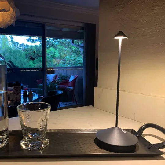 Moderne slanke draadloze LED tafellamp