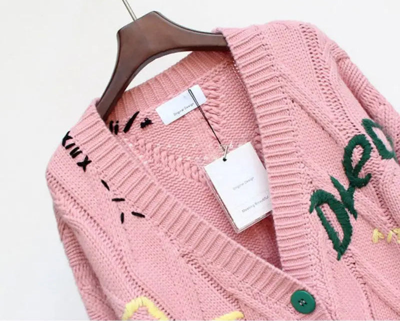 Gebreid Damesvest met Patchwork Borduursel en V-hals