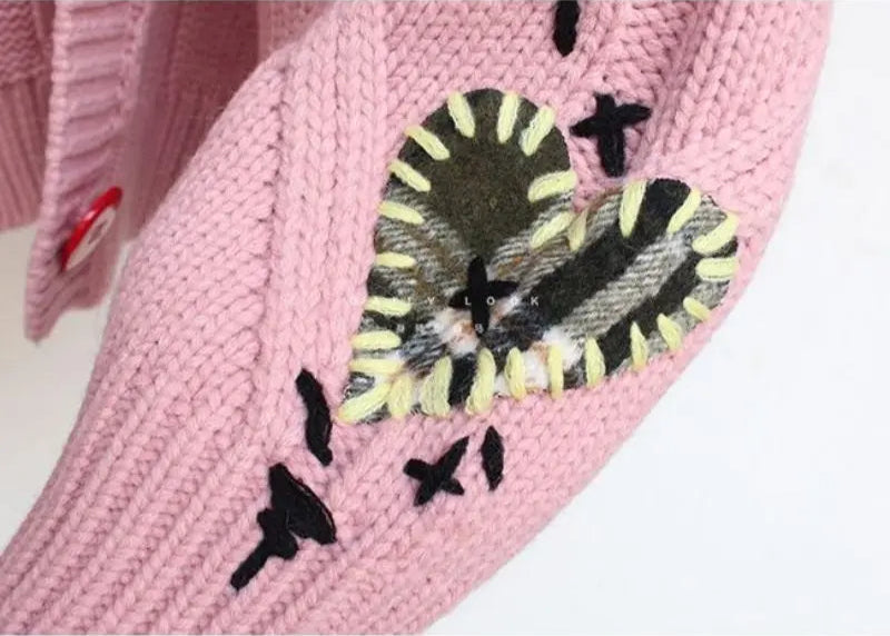 Gebreid Damesvest met Patchwork Borduursel en V-hals