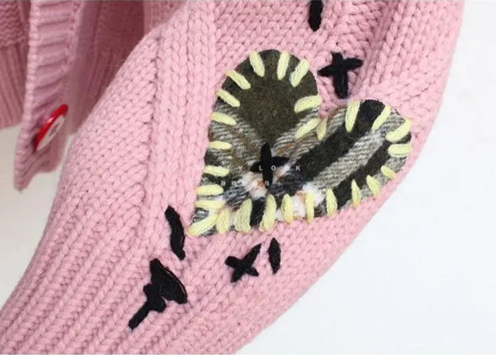 Gebreid Damesvest met Patchwork Borduursel en V-hals