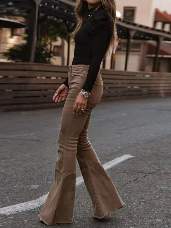 VelvetFlare – Trendy Corduroy Flare Broek met Hoge Taille en Retro Uitstraling