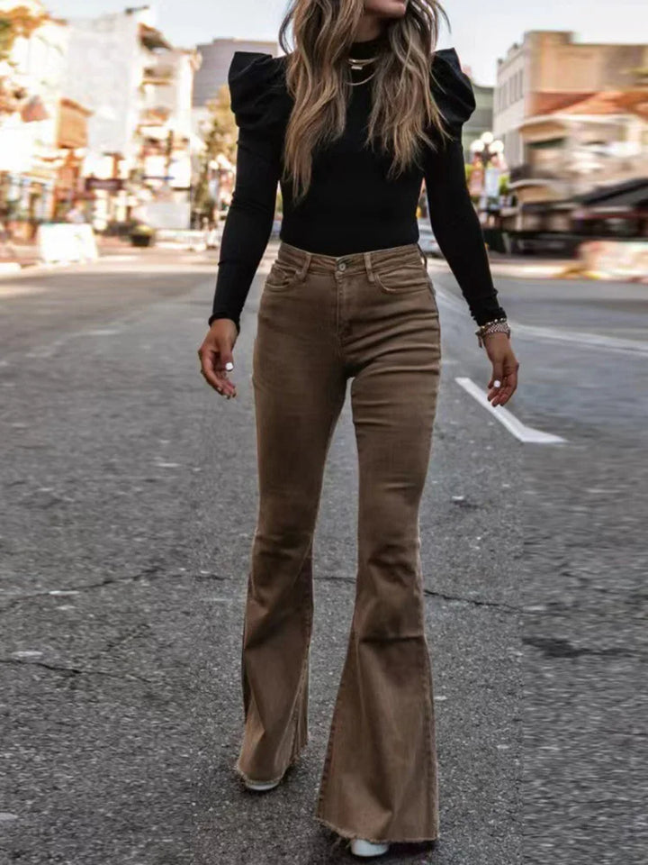 VelvetFlare – Trendy Corduroy Flare Broek met Hoge Taille en Retro Uitstraling