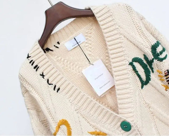 Gebreid Damesvest met Patchwork Borduursel en V-hals