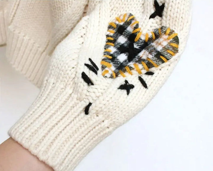Gebreid Damesvest met Patchwork Borduursel en V-hals