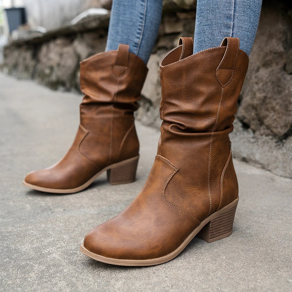 Bruine leren dameslaarzen met blokhak, casual stijl, gedragen op straat. Perfect voor herfstmode en dagelijks gebruik. Comfortabele en trendy schoenen.