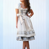 Traditionele kostuumset met schort en blouse