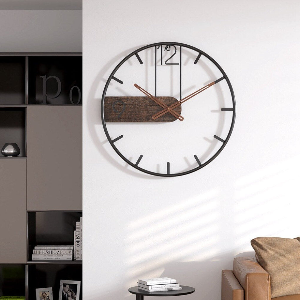 Moderne wandklok in staal en walnoot