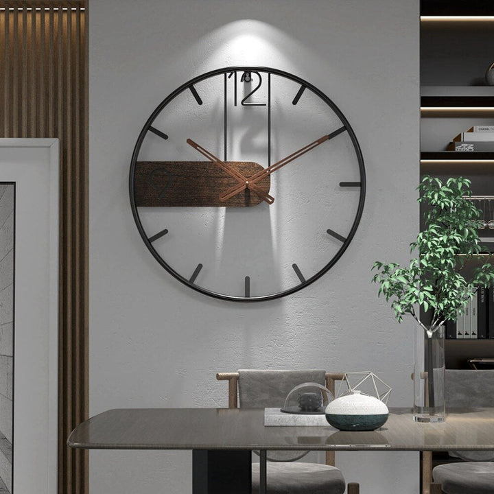 Moderne wandklok in staal en walnoot