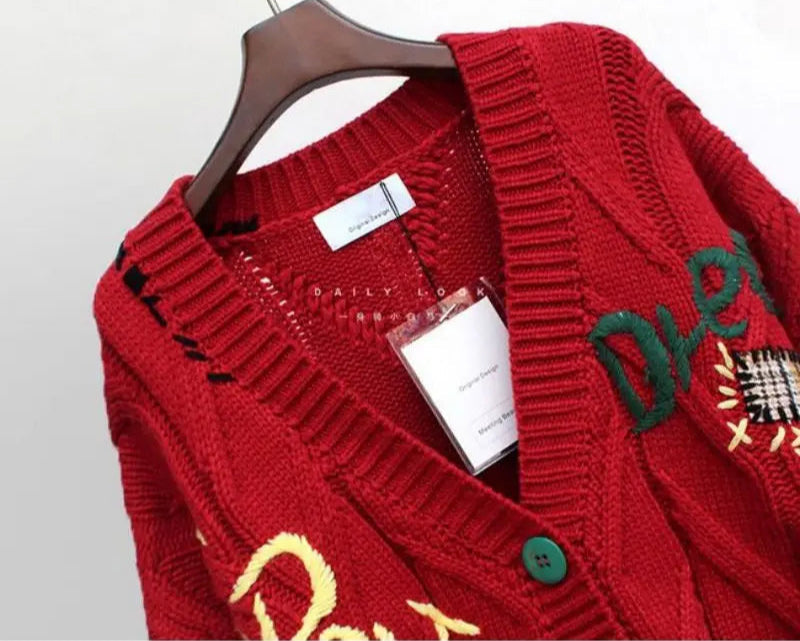 Gebreid Damesvest met Patchwork Borduursel en V-hals