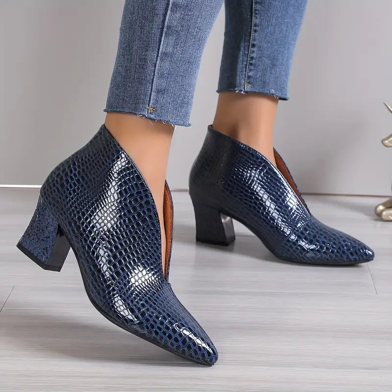 Blauwe dames enkellaarsjes met slangenprint en blokhak, gedragen met jeans. Stijlvolle schoenen voor modebewuste vrouwen.