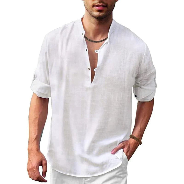 Wit linnen herenoverhemd met opgerolde mouwen en knoopsluiting, ideaal voor casual en zomerse outfits. Stijlvol en comfortabel design.