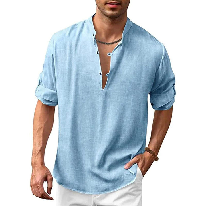 Stijlvol lichtblauw herenoverhemd met opgerolde mouwen en V-hals, ideaal voor casual en zomerse looks. Comfortabel en modieus ontwerp.