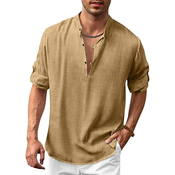 Stijlvol beige herenoverhemd met opgerolde mouwen en knoopsluiting, ideaal voor casual en formele gelegenheden. Comfortabel en modieus ontwerp.