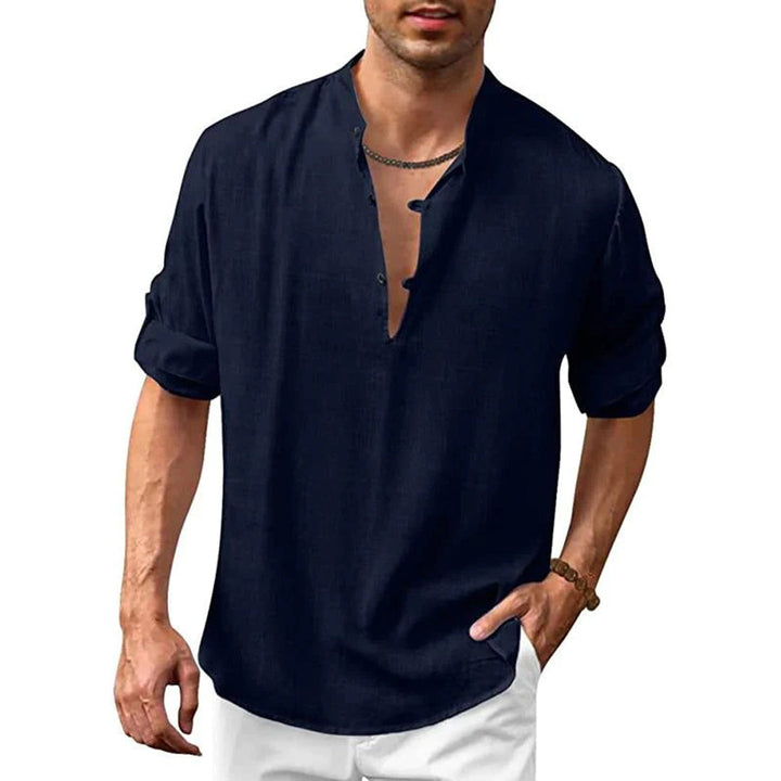 Donkerblauw herenoverhemd met opgerolde mouwen en V-hals, ideaal voor casual en stijlvolle looks. Perfect voor modebewuste mannen.