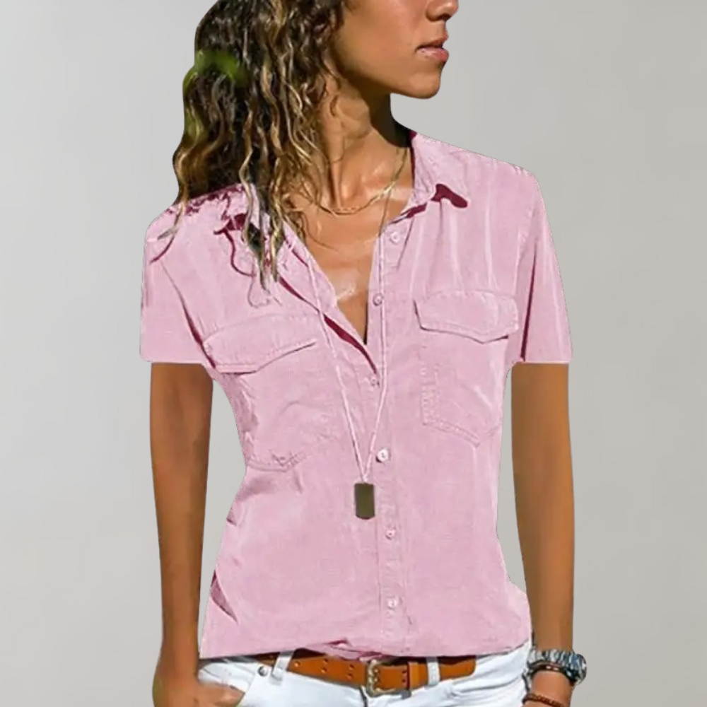 Roze damesblouse met korte mouwen, knoopsluiting en borstzakken. Perfect voor casual en zakelijke outfits. Modieuze dameskleding.