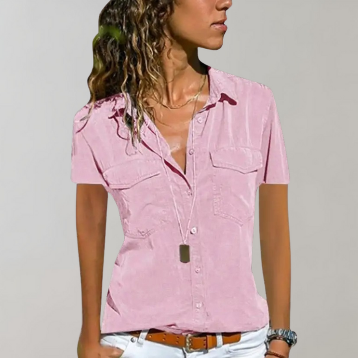 Roze damesblouse met korte mouwen, knoopsluiting en borstzakken. Perfect voor casual en zakelijke outfits. Modieuze dameskleding.