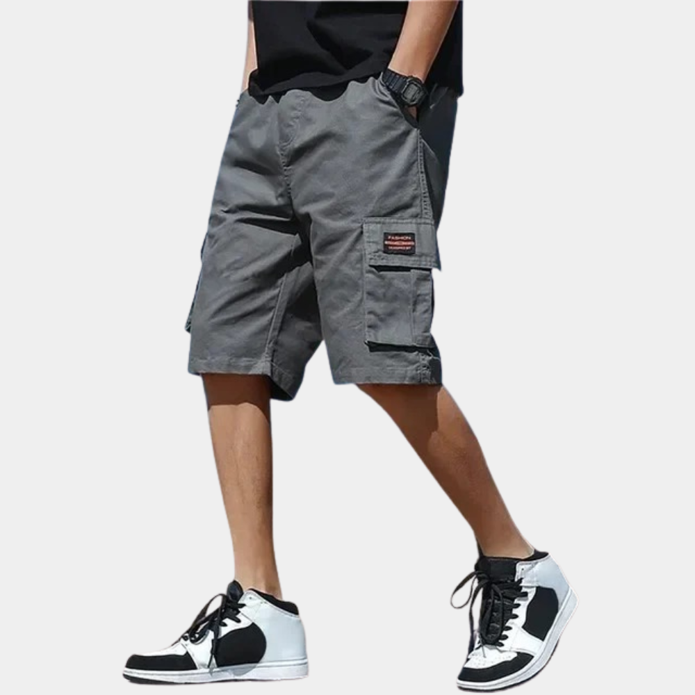 Grijze cargoshorts voor heren, casual stijl, met meerdere zakken. Perfect voor zomerse avonturen. Comfortabele pasvorm, trendy en functioneel.