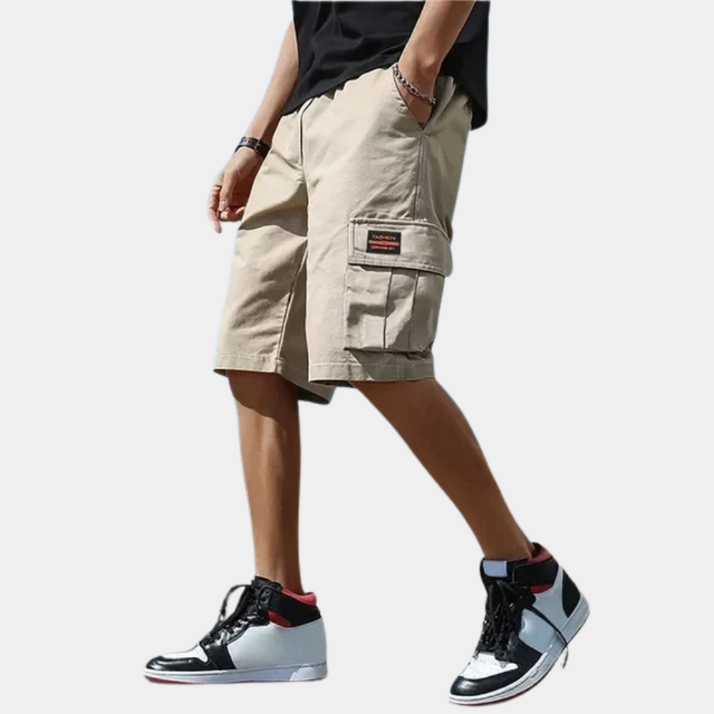 Beige cargoshorts voor heren met zakken, casual stijl, ideaal voor zomer, comfortabele pasvorm, modieuze herenkleding, streetwear.