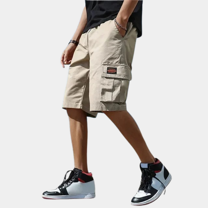 Beige cargoshorts voor heren met zakken, casual stijl, ideaal voor zomer, comfortabele pasvorm, modieuze herenkleding, streetwear.