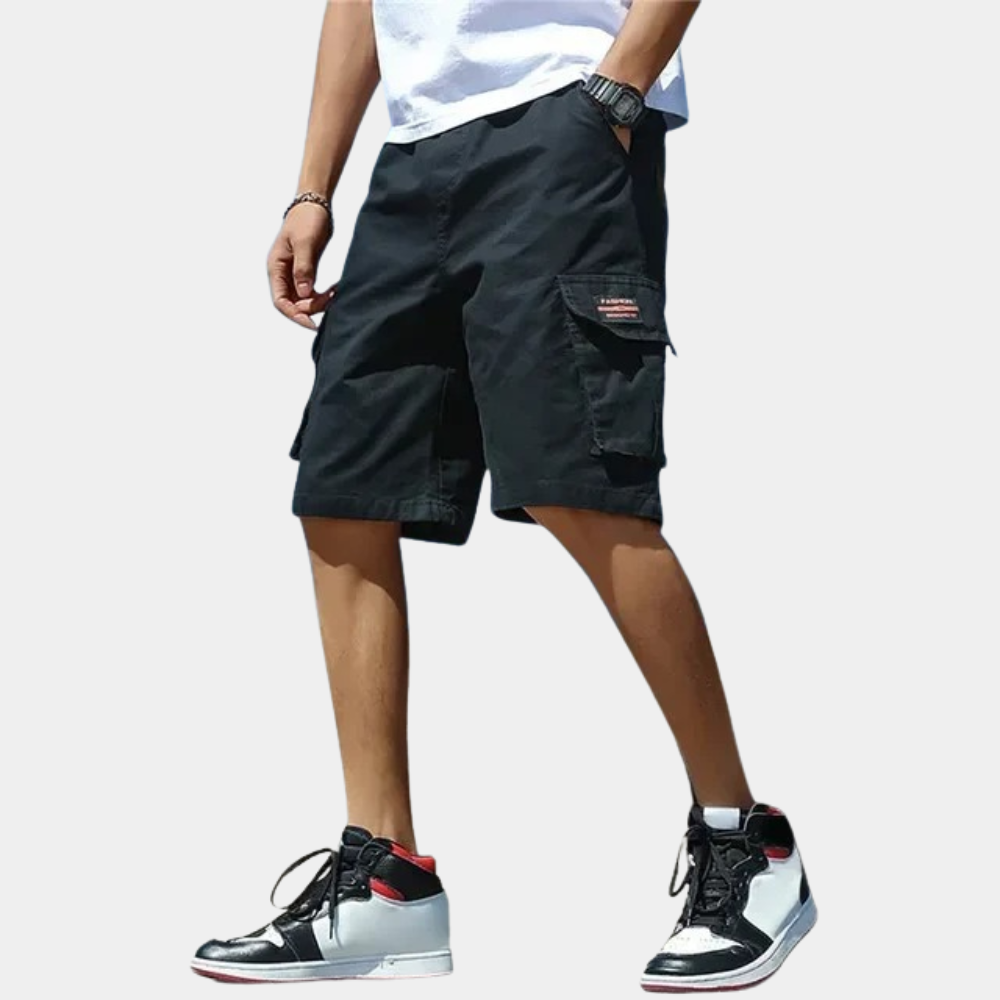 Zwarte cargoshorts voor heren, comfortabele pasvorm, meerdere zakken, ideaal voor casual zomeroutfits. Perfect voor dagelijks gebruik en outdoor activiteiten.