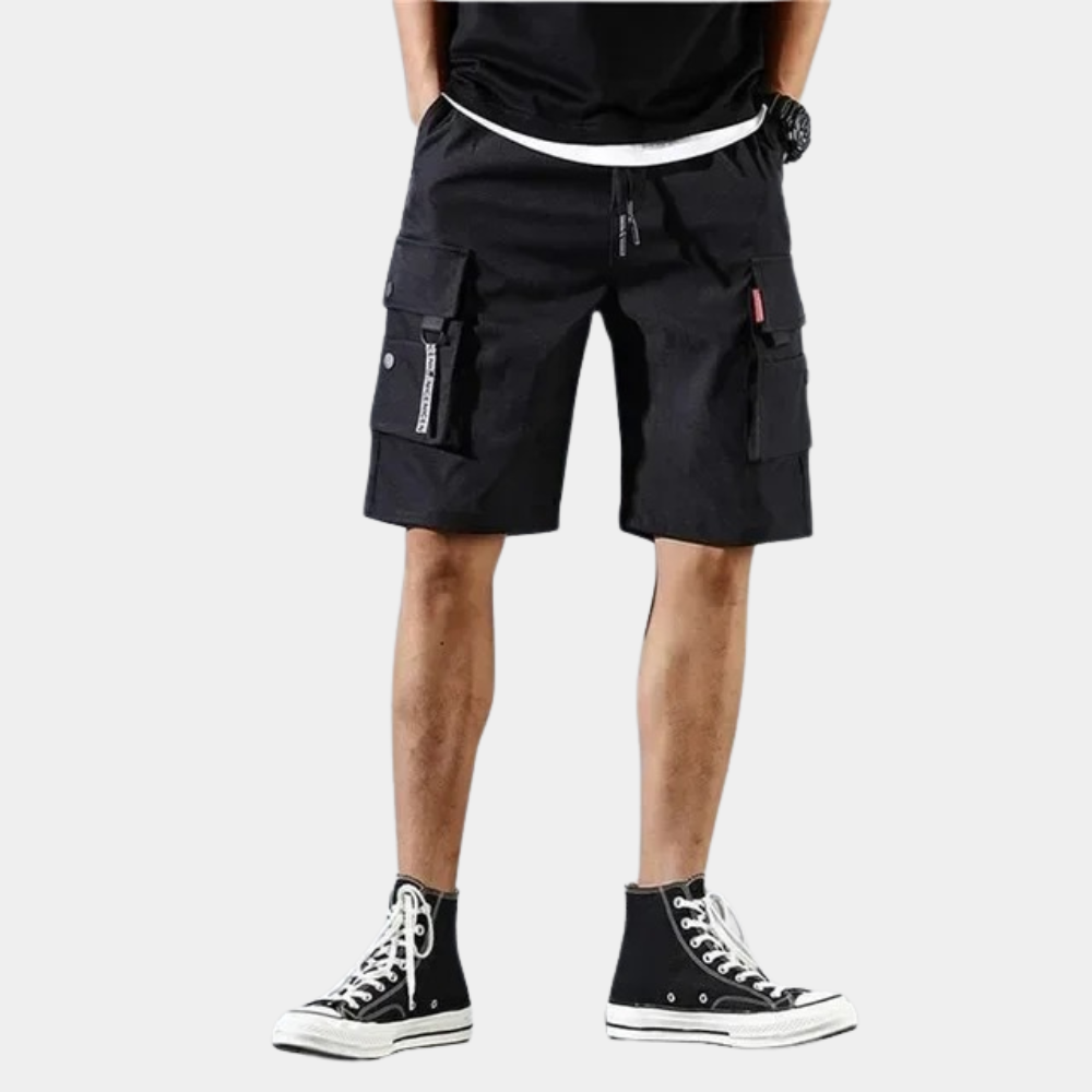 Zwarte cargoshorts voor heren met meerdere zakken, casual stijl, ideaal voor zomeroutfits. Comfortabele pasvorm, trendy en functioneel design.