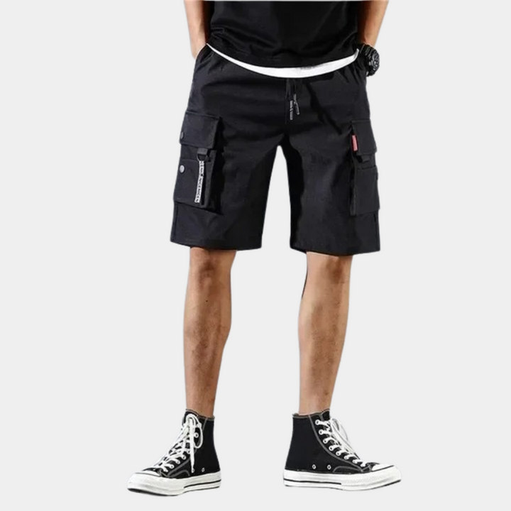Zwarte cargoshorts voor heren met meerdere zakken, casual stijl, ideaal voor zomeroutfits. Comfortabele pasvorm, trendy en functioneel design.