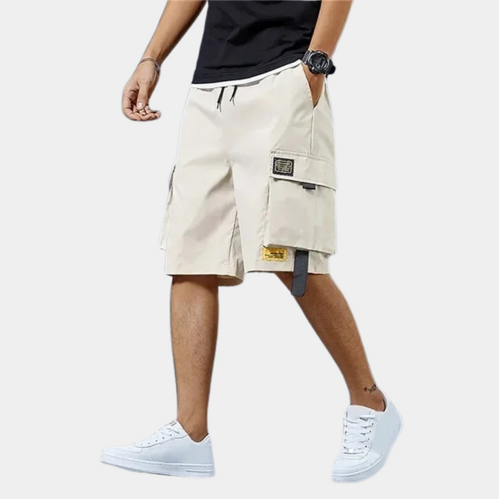 Beige cargoshorts voor heren, casual stijl, met meerdere zakken. Perfect voor zomerse outfits. Comfortabele pasvorm, ideaal voor dagelijks gebruik.