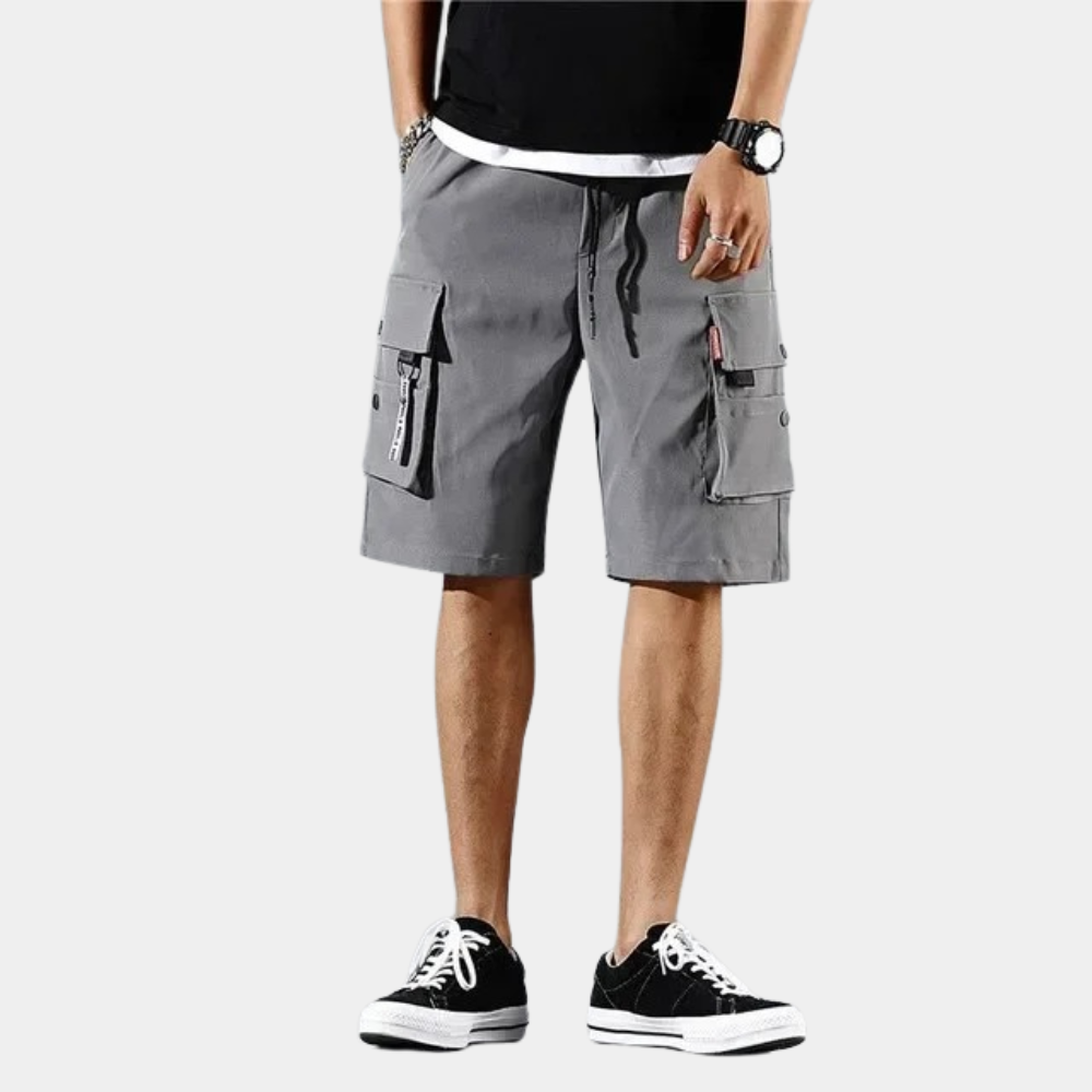 Grijze cargoshorts voor heren met meerdere zakken, casual stijl, ideaal voor zomerse activiteiten. Comfortabele pasvorm, trendy en functioneel.