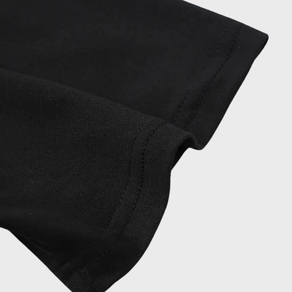 Zwarte katoenen T-shirt mouw, close-up. Hoogwaardige stof, casual kleding, minimalistisch design. Perfect voor dagelijks gebruik en comfort.