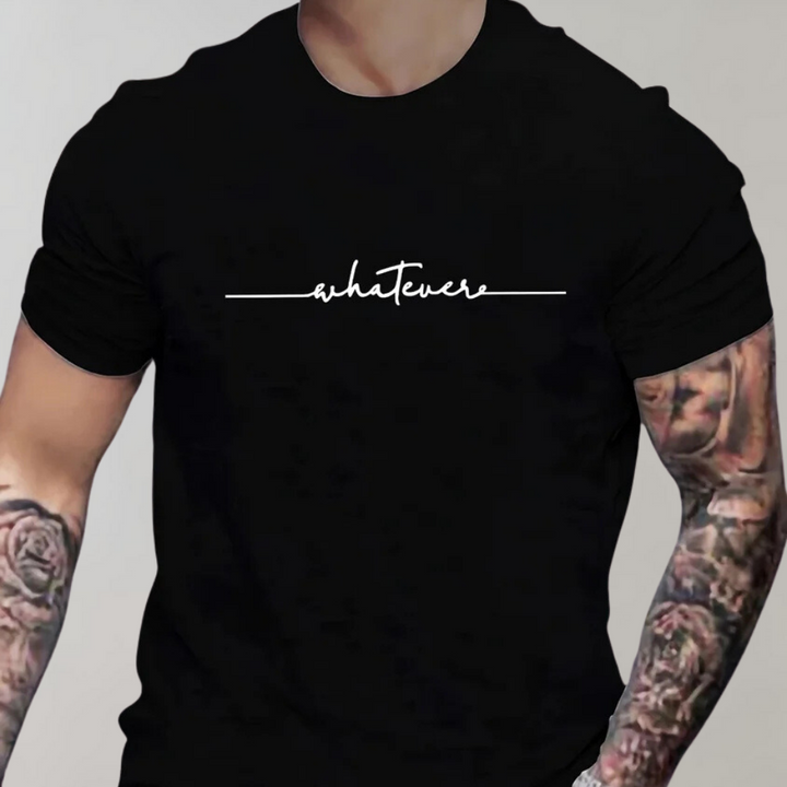 Zwarte t-shirt met witte "whatever" tekst, gedragen door getatoeëerde man. Casual mode, streetwear, unisex kleding, minimalistisch ontwerp.