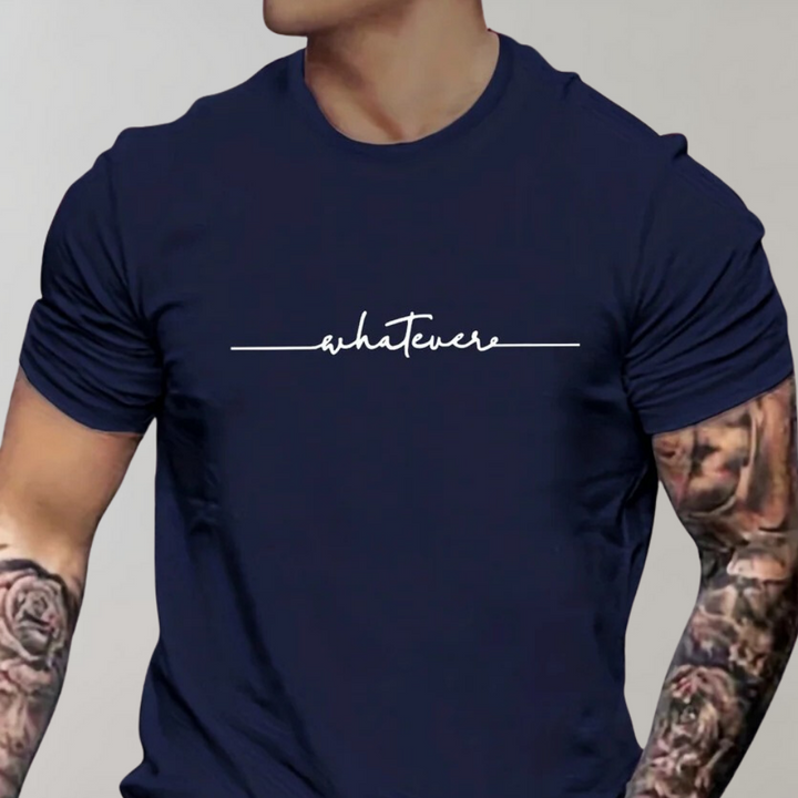 Donkerblauw T-shirt met witte tekst "whatever", gedragen door man met getatoeëerde armen. Casual mode, herenkleding, trendy T-shirt design.