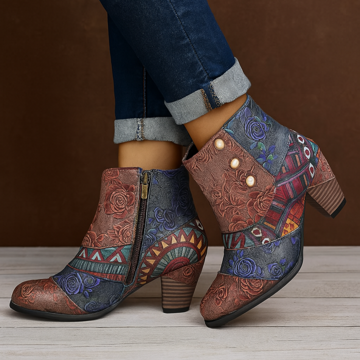 Geborduurd leer met bloemenprint, dikke hak en vintage charme