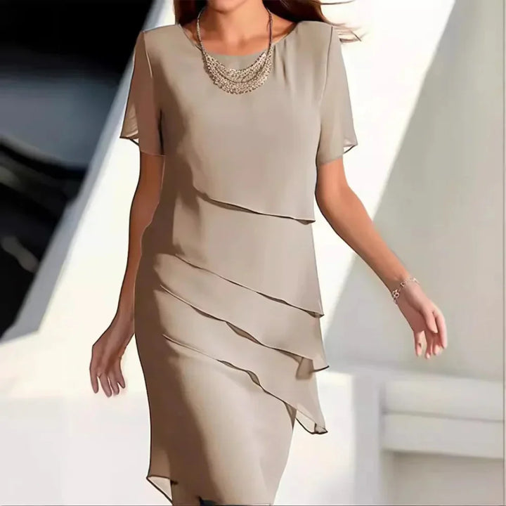 Chique Gelaagde Chiffon Jurk met Elegante Details