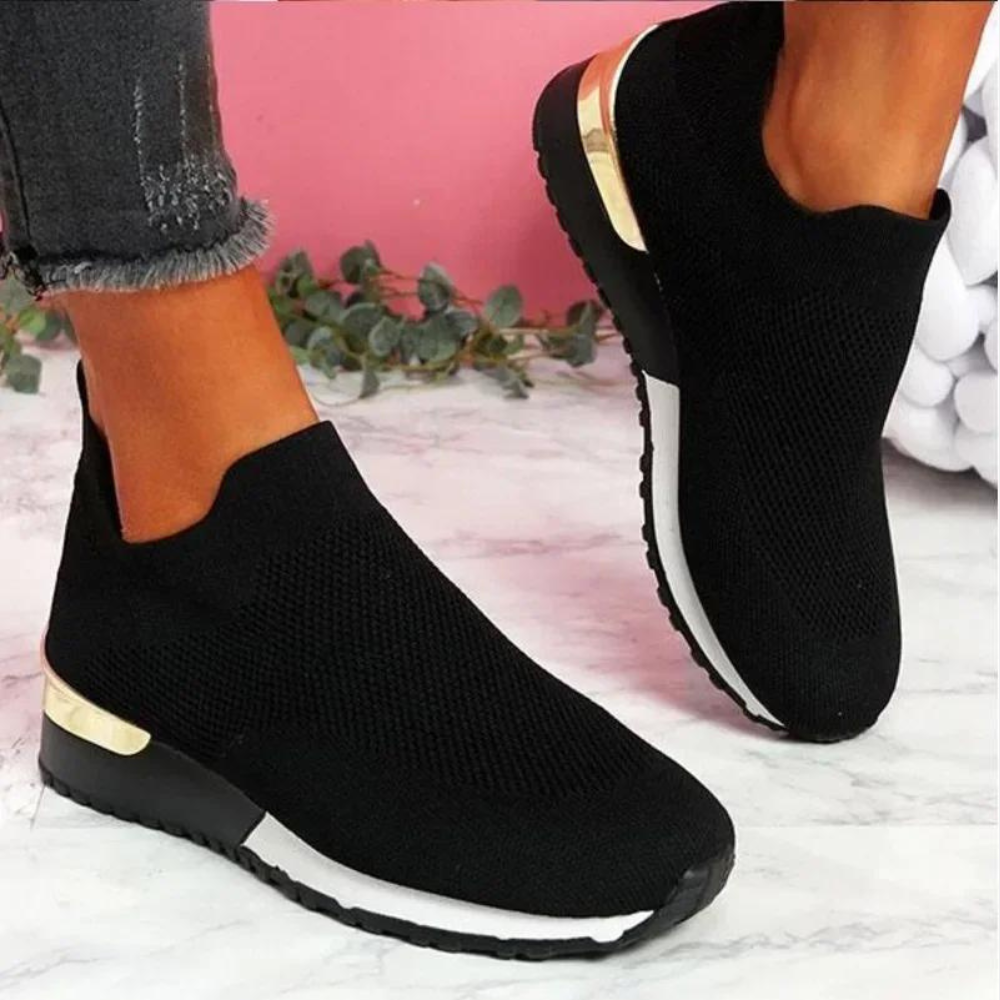 Zwarte slip-on damesschoenen met gouden hiel, moderne comfortabele sneakers, gebreid bovenwerk, casual stijl, perfect voor dagelijks gebruik.