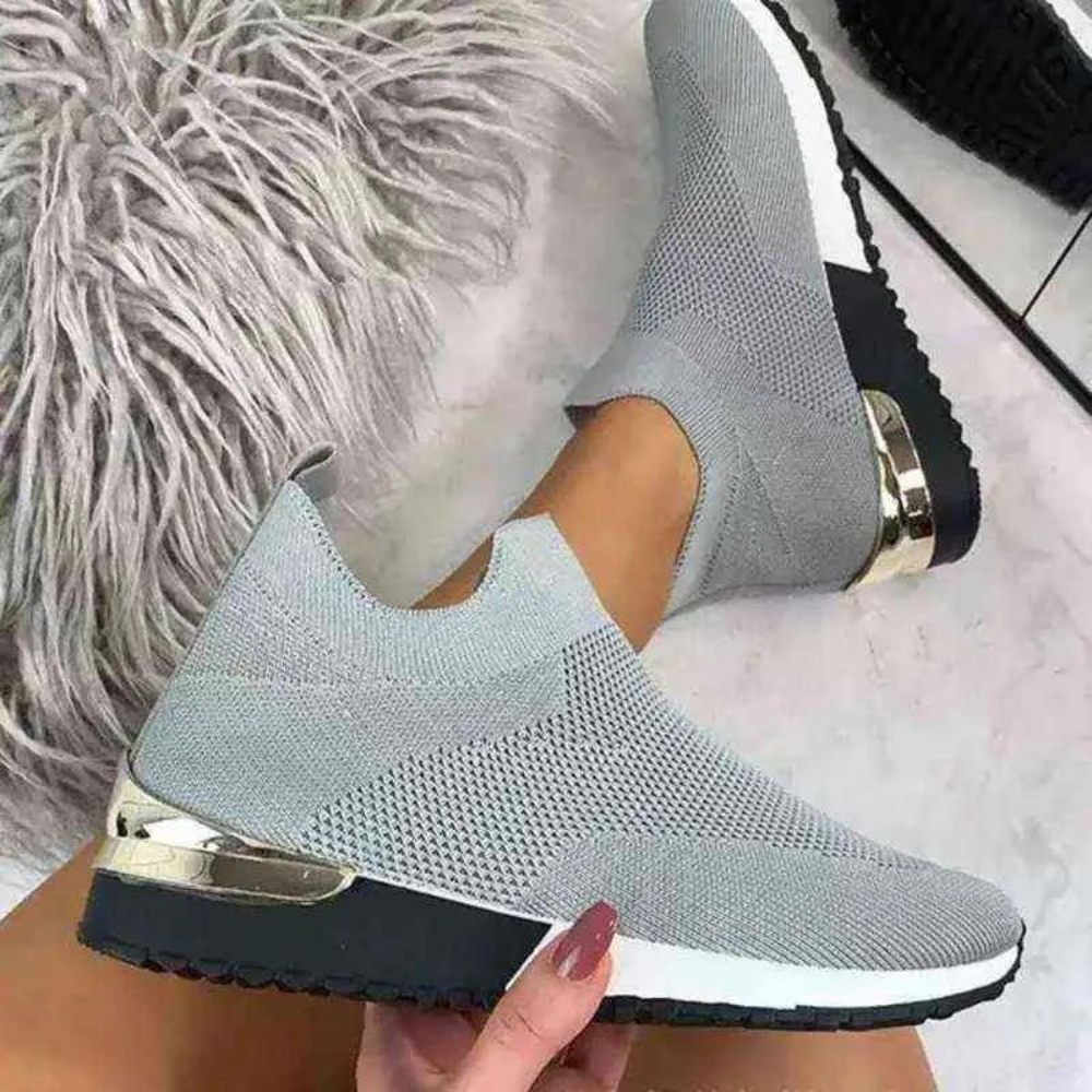Grijze slip-on damesschoenen met moderne, comfortabele pasvorm en metallic hiel, ideaal voor casual en sportieve outfits.