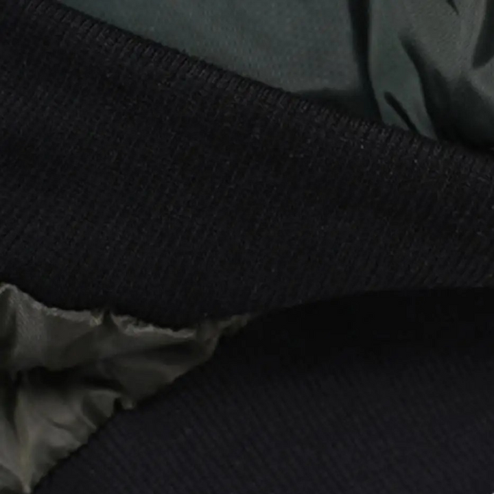 Donkergroene dames zomerjas, detail van de stof en voering, modieuze en lichte jas voor dames, ideaal voor lente en zomer.