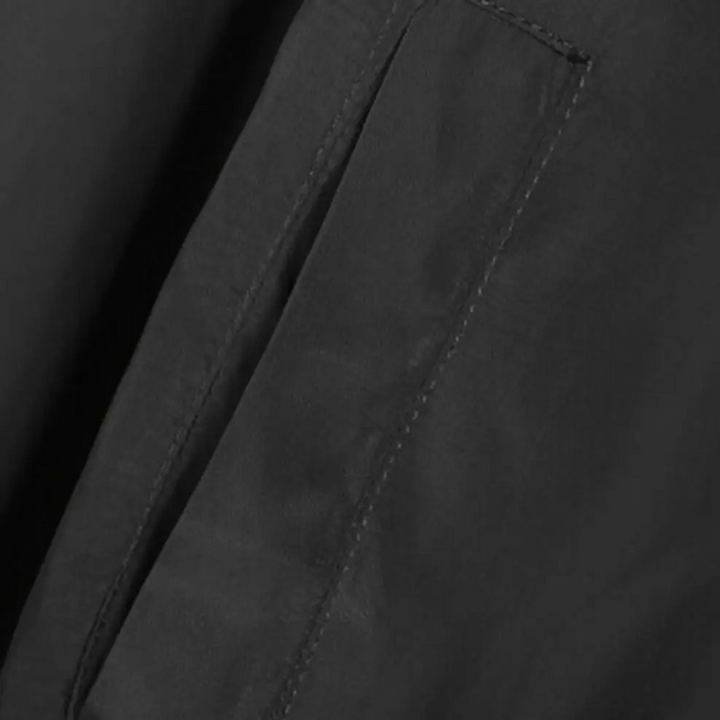 Zwarte dames zomerjas met zakdetail, waterafstotend en lichtgewicht. Perfect voor lente en zomer. Stijlvolle en functionele buitenkleding.