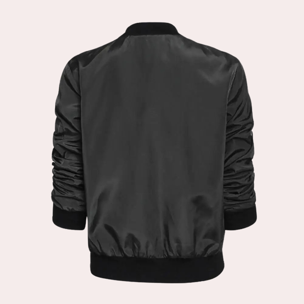 Zwarte dames zomerjas, bomberstijl, met elastische boorden en glanzende afwerking. Perfect voor casual lente- en zomeroutfits.