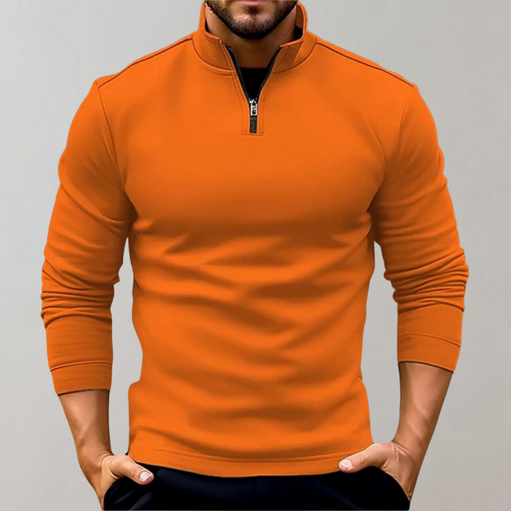 Oranje heren trui met halve rits, lange mouwen en opstaande kraag. Modieuze herenkleding, comfortabele pasvorm, ideaal voor casual en sportieve looks.
