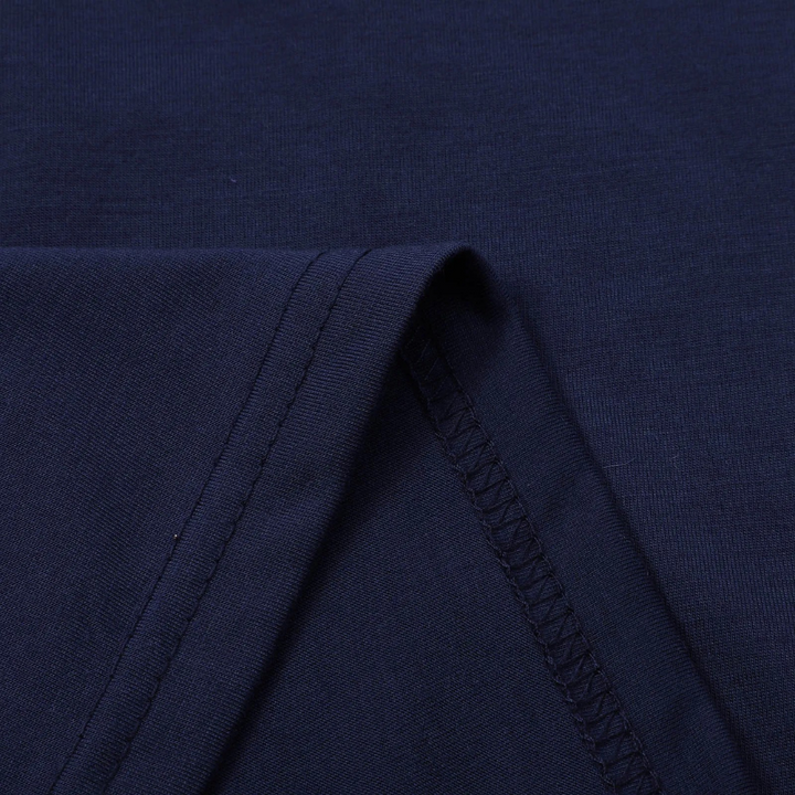 Donkerblauw heren T-shirt van katoen, close-up van de stof en stiksels. Comfortabel, ademend en duurzaam. Perfect voor casual en sportieve outfits.