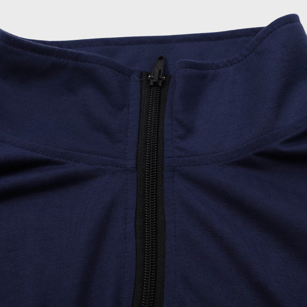 Donkerblauwe heren trui met ritssluiting, hoge kraag en comfortabele pasvorm. Ideaal voor casual en sportieve gelegenheden.