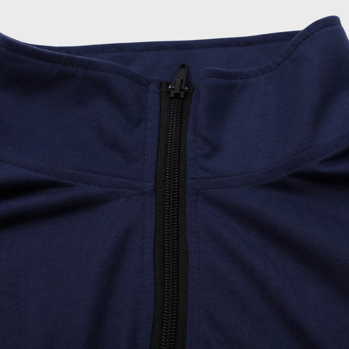 Donkerblauwe heren trui met ritssluiting, hoge kraag en comfortabele pasvorm. Ideaal voor casual en sportieve gelegenheden.