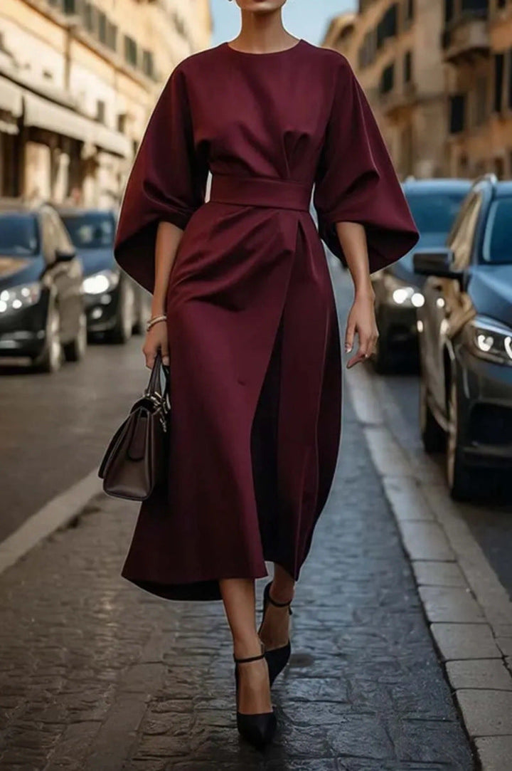 Elegante Midi Jurk met Wijde Mouwen en Subtiele Tailleband