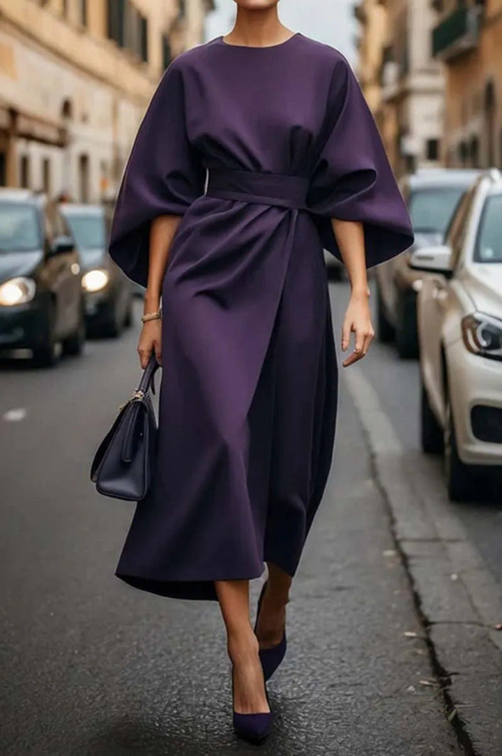 Elegante Midi Jurk met Wijde Mouwen en Subtiele Tailleband