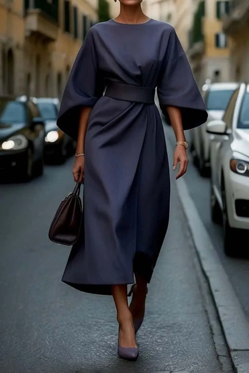 Elegante Midi Jurk met Wijde Mouwen en Subtiele Tailleband