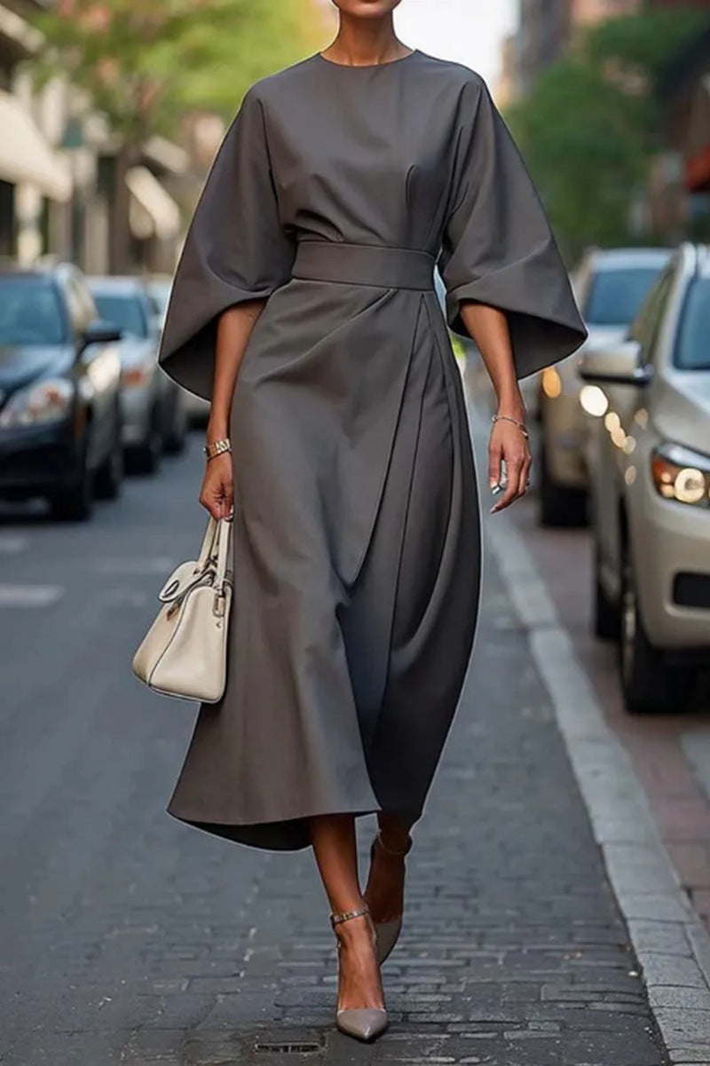 Elegante Midi Jurk met Wijde Mouwen en Subtiele Tailleband