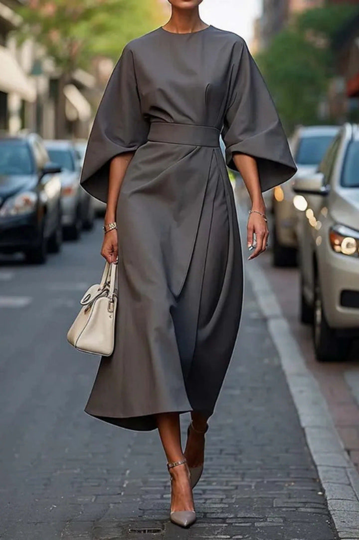 Elegante Midi Jurk met Wijde Mouwen en Subtiele Tailleband