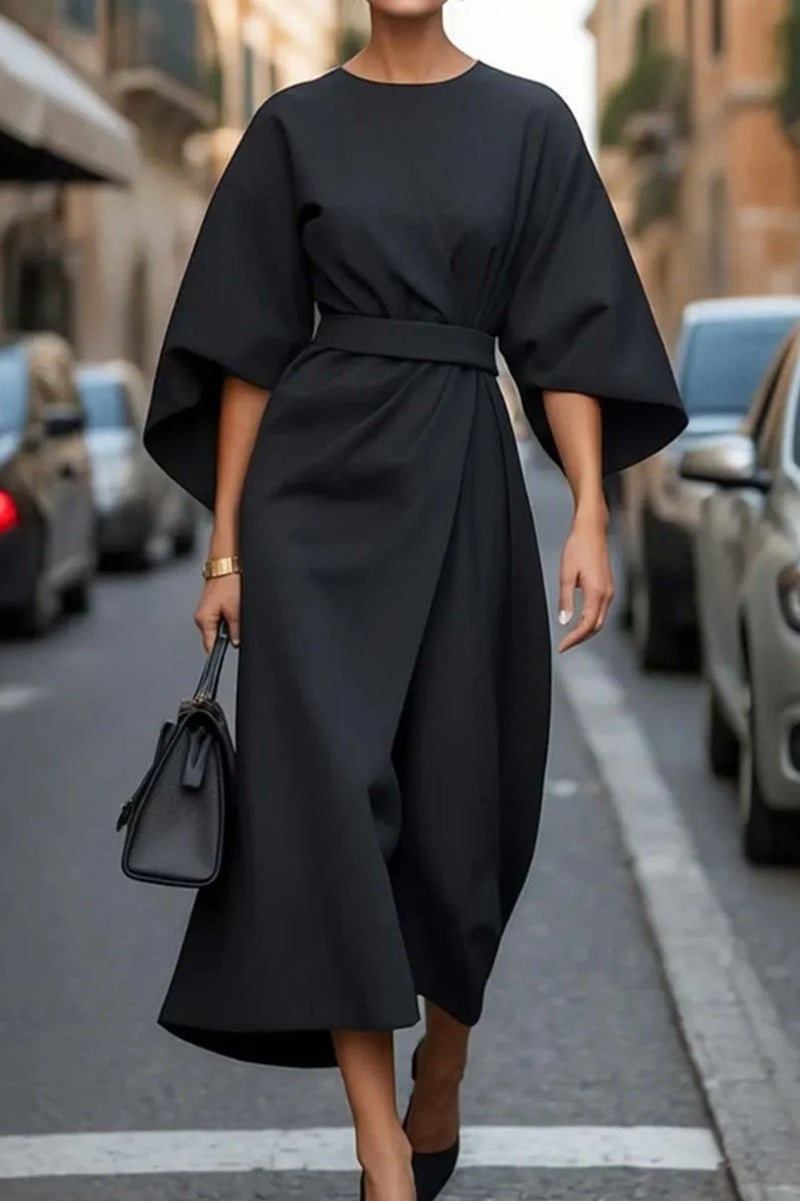 Elegante Midi Jurk met Wijde Mouwen en Subtiele Tailleband