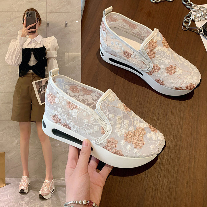 Dames sneakers met bloemenkant, verhoogde zool, casual stijl. Perfect voor modieuze outfits. Comfortabele en trendy schoenen voor dagelijks gebruik.