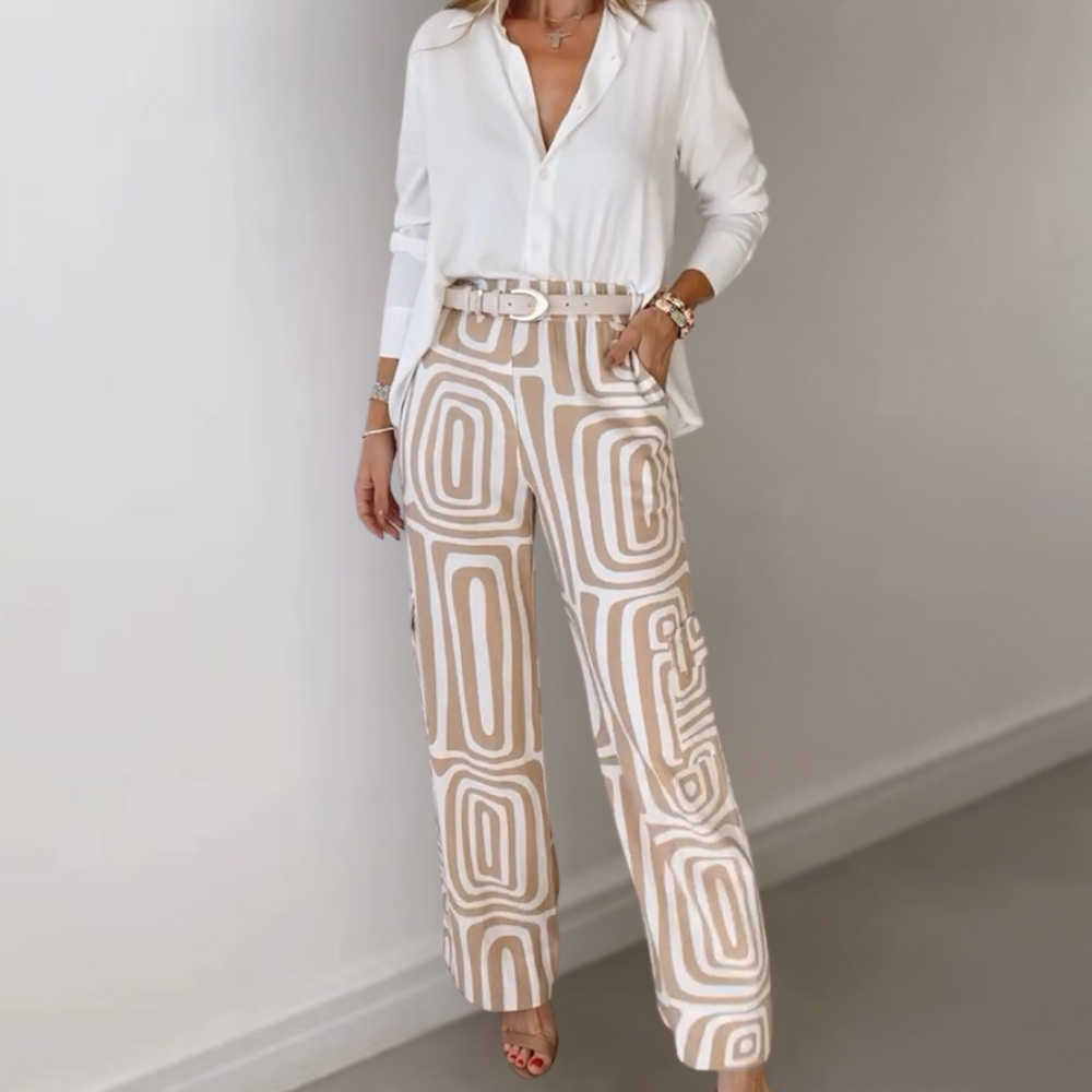 Damesoutfit met witte blouse en beige geometrische printbroek, stijlvolle mode, trendy kleding voor vrouwen, elegante casual look.